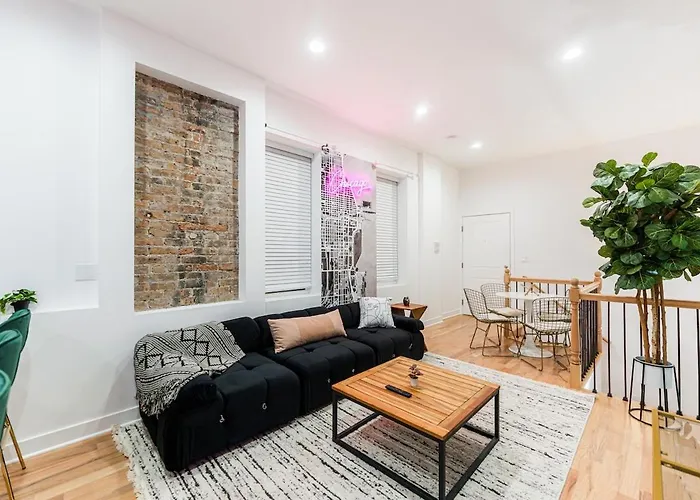 Bold 3br West Town Sleeps 8 - Patio & Free Parking Apartment Chicago
