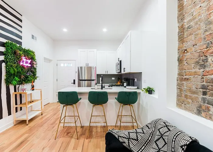 Bold 3br West Town Sleeps 8 - Patio & Free Parking Apartment *