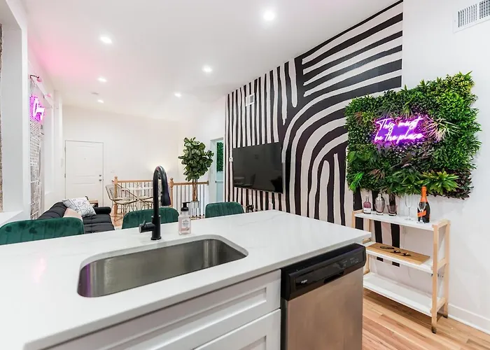 Bold 3br West Town Sleeps 8 - Patio & Free Parking