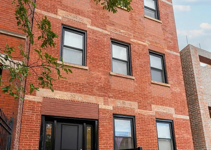 Bold 3br West Town Sleeps 8 - Patio & Free Parking Chicago