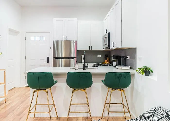 Bold 3br West Town Sleeps 8 - Patio & Free Parking Apartment Chicago