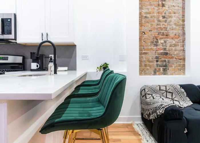 Bold 3br West Town Sleeps 8 - Patio & Free Parking Chicago