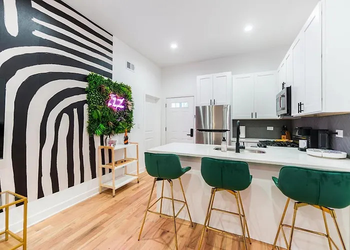Bold 3br West Town Sleeps 8 - Patio & Free Parking *
