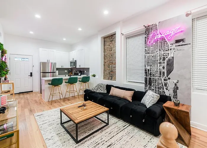 Bold 3br West Town Sleeps 8 - Patio & Free Parking Chicago