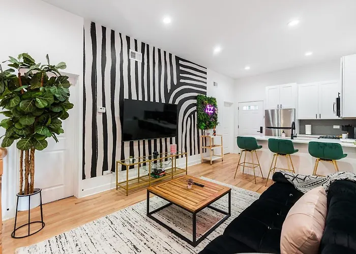 Bold 3br West Town Sleeps 8 - Patio & Free Parking Apartment *