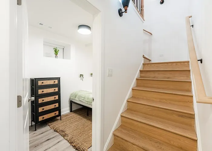 Bold 3br West Town Sleeps 8 - Patio & Free Parking Apartment