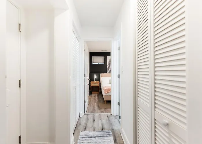 Bold 3br West Town Sleeps 8 - Patio & Free Parking Apartment Chicago