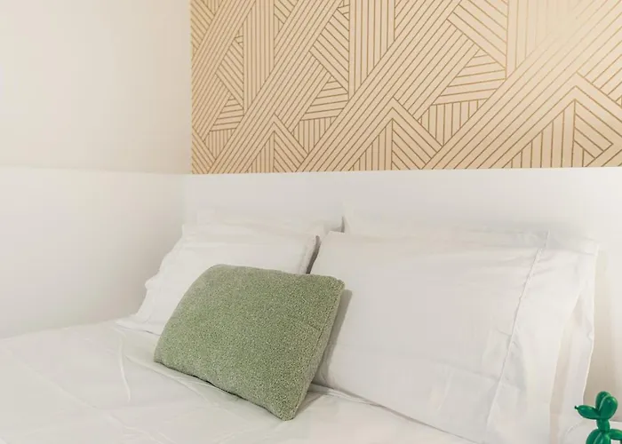 Bold 3br West Town Sleeps 8 - Patio & Free Parking Apartment *